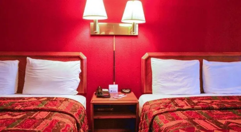 Bed in Econo Lodge Willowbrook