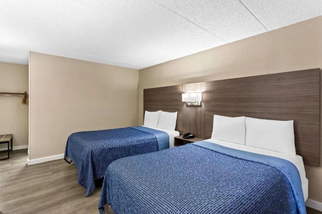 Bed in Econo Lodge Willowbrook