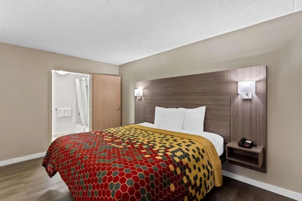 Bed in Econo Lodge Willowbrook