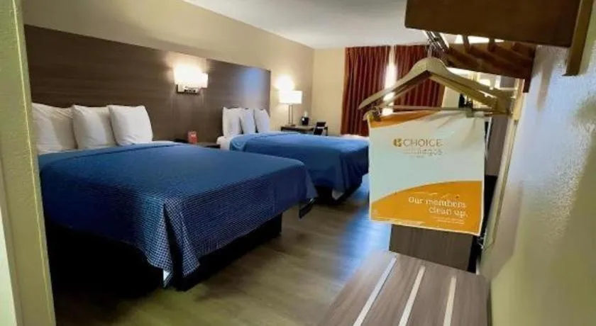 Bed in Econo Lodge Willowbrook