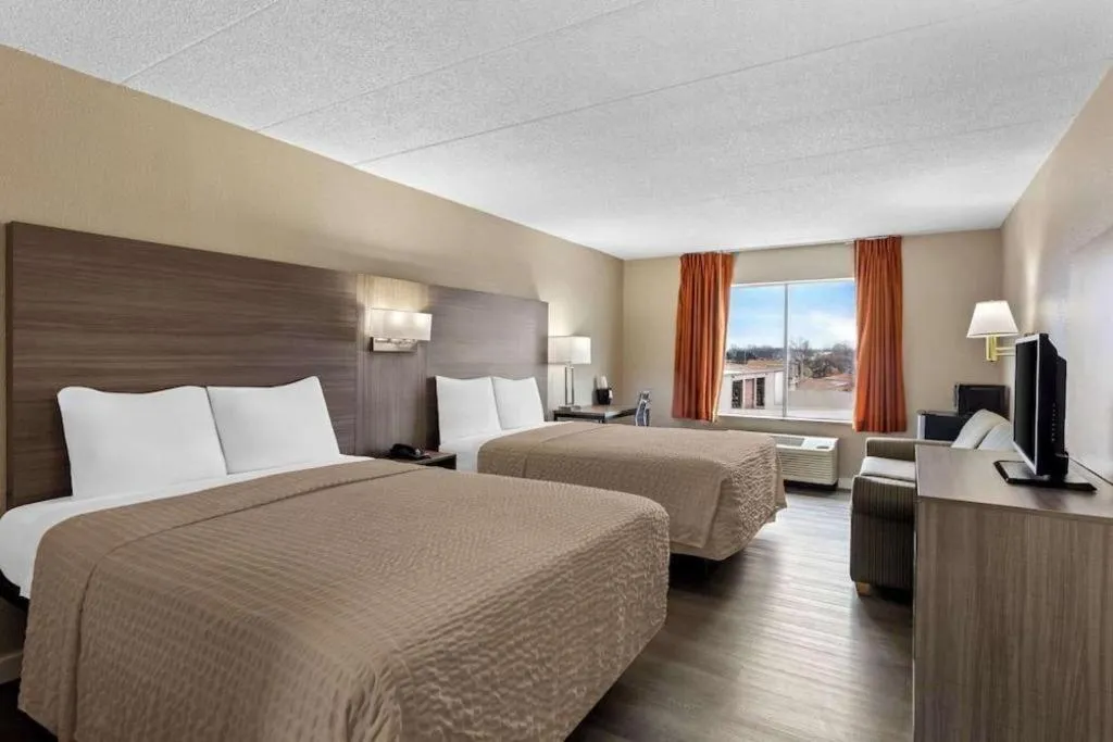 Bed in Econo Lodge Willowbrook