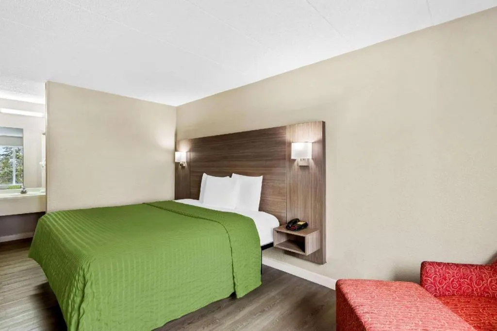 Bed in Econo Lodge Willowbrook