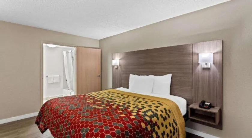 Bed in Econo Lodge Willowbrook