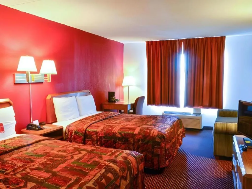 Bed in Econo Lodge Willowbrook