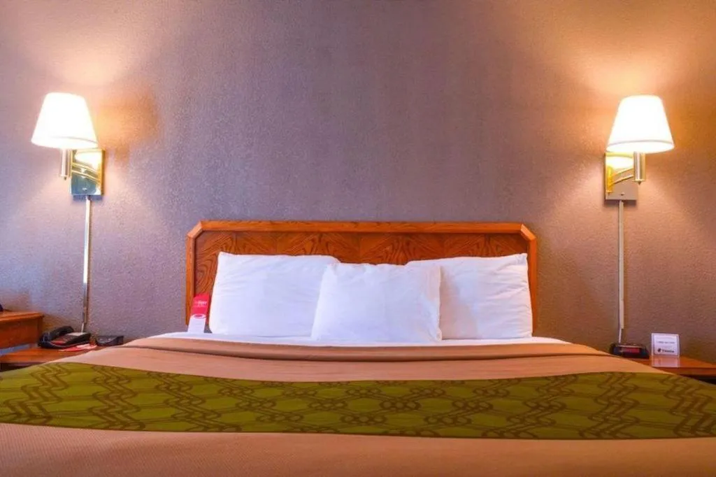 Bed in Econo Lodge Willowbrook