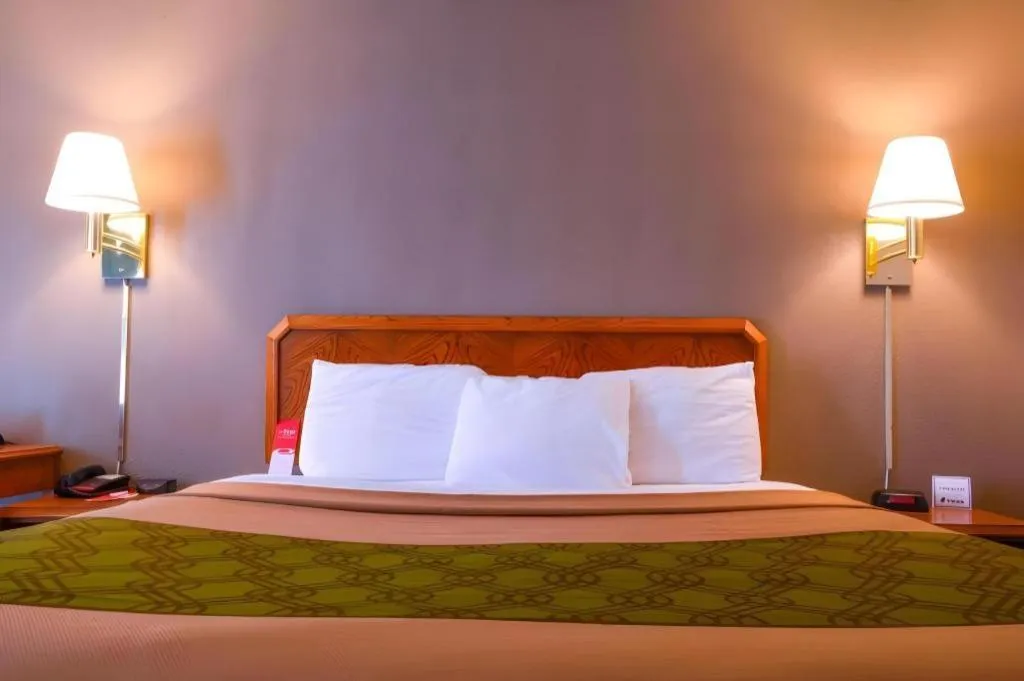 Bed in Econo Lodge Willowbrook