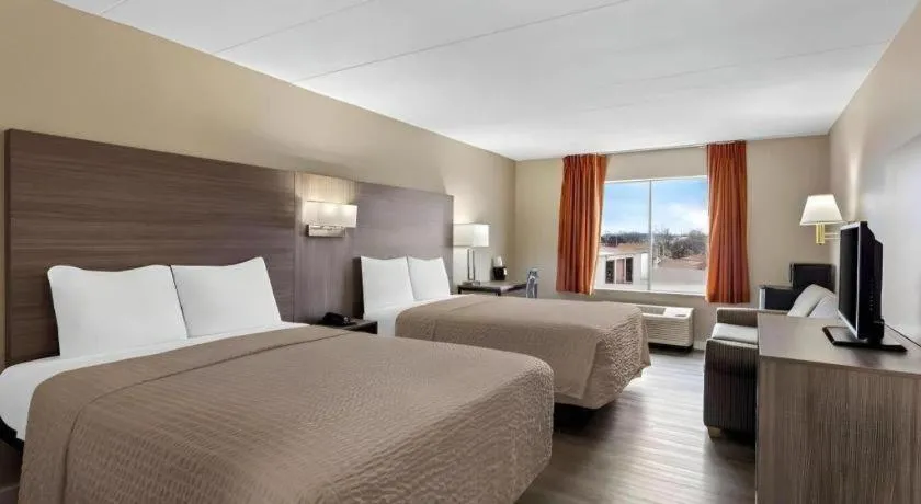 Bed in Econo Lodge Willowbrook