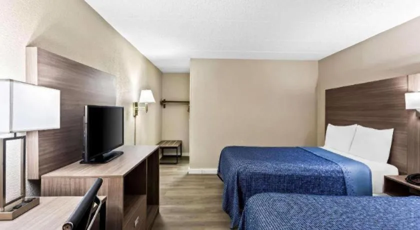 Bed in Econo Lodge Willowbrook