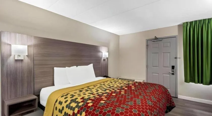 Bed in Econo Lodge Willowbrook