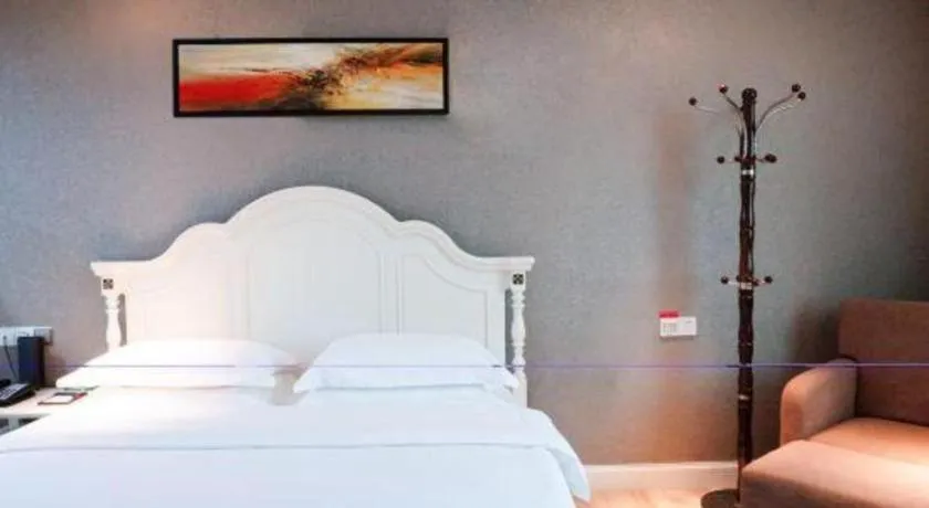 Bed in Borrman Hotel Guangzhou Tianhe Tangdong Subway Station Convention and Exhibition Center