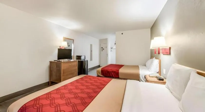 Bed in Econo Lodge Truman Inn