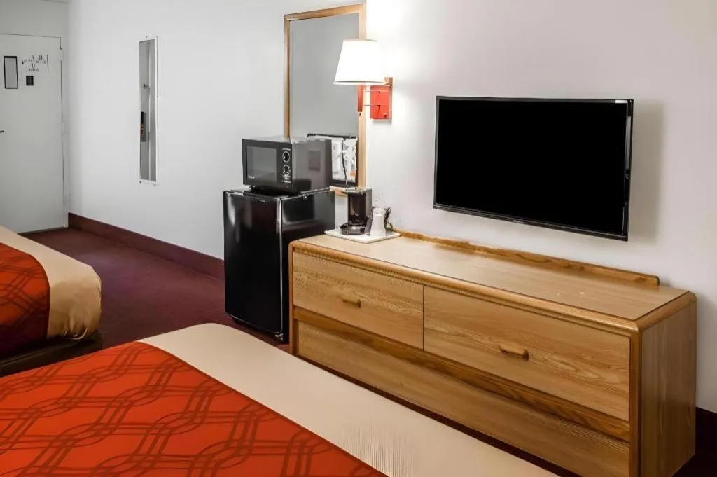 Bed in Econo Lodge Truman Inn