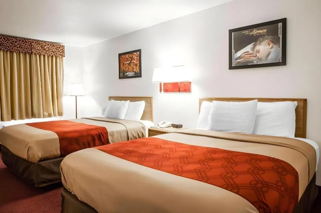 Bed in Econo Lodge Truman Inn