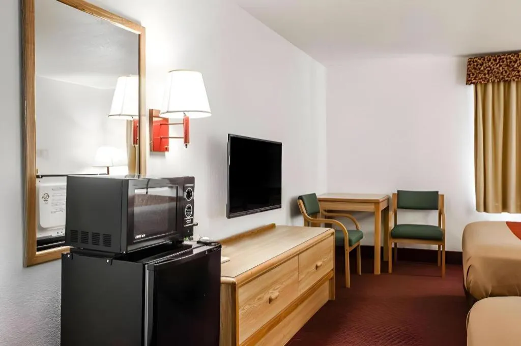 Bed in Econo Lodge Truman Inn