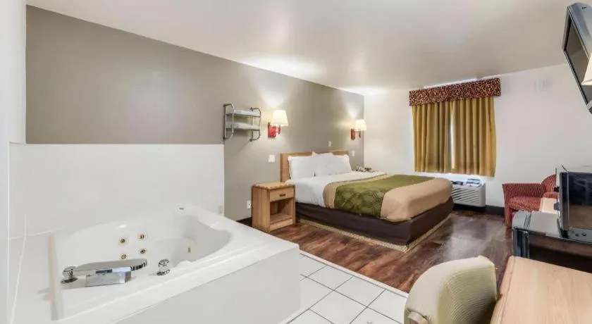 Bed in Econo Lodge Truman Inn