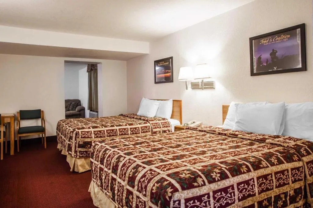 Bed in Econo Lodge Truman Inn