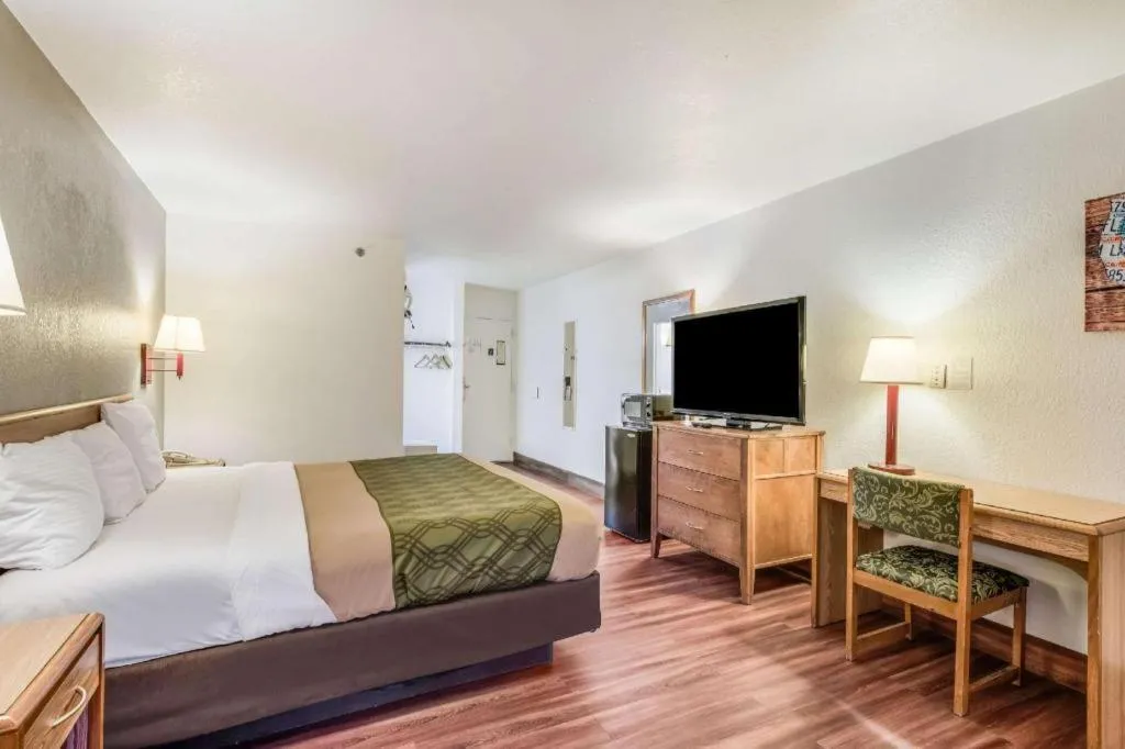 Bed in Econo Lodge Truman Inn