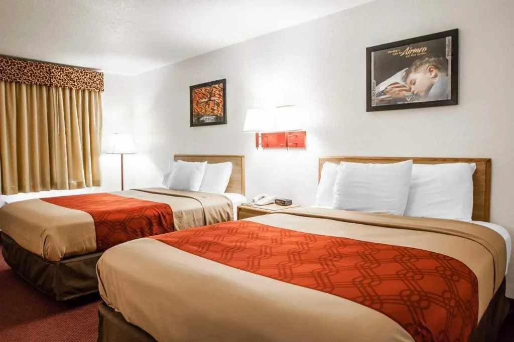 Bed in Econo Lodge Truman Inn