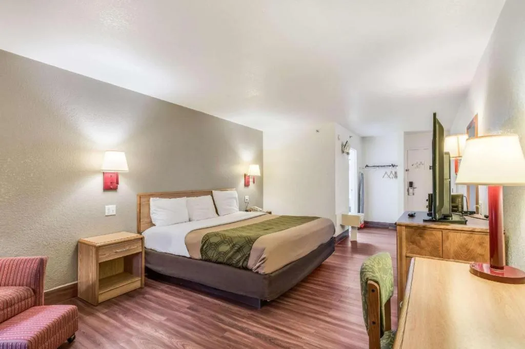 Bed in Econo Lodge Truman Inn