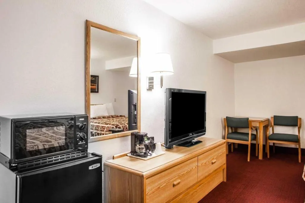 Econo Lodge Truman Inn