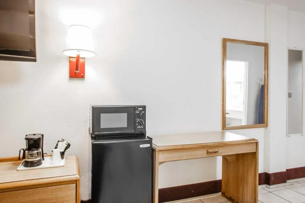 Econo Lodge Truman Inn