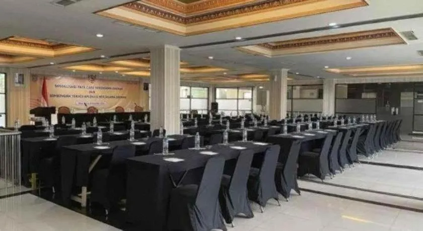 Yusro Hotel Restaurant & Convention