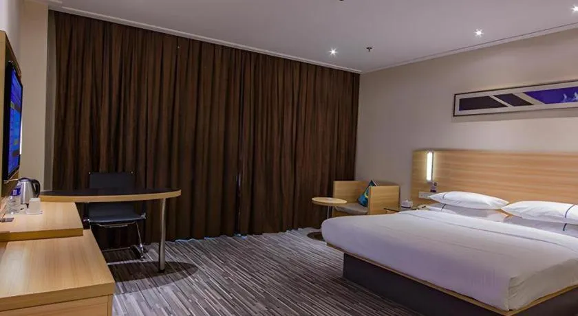 Bed in City Comfort Inn Zhuzhou Sports Center Red Star Macalline