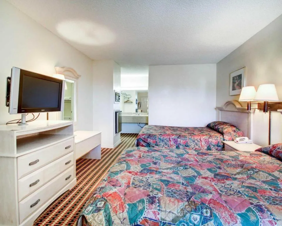 Bed in Econo Lodge Pearl - Jackson