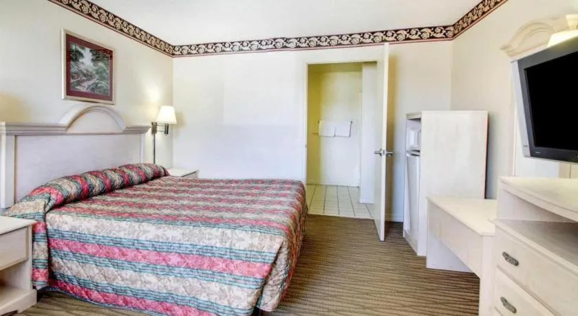 Bed in Econo Lodge Pearl - Jackson