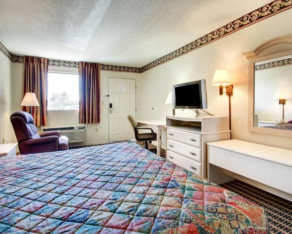 Bed in Econo Lodge Pearl - Jackson