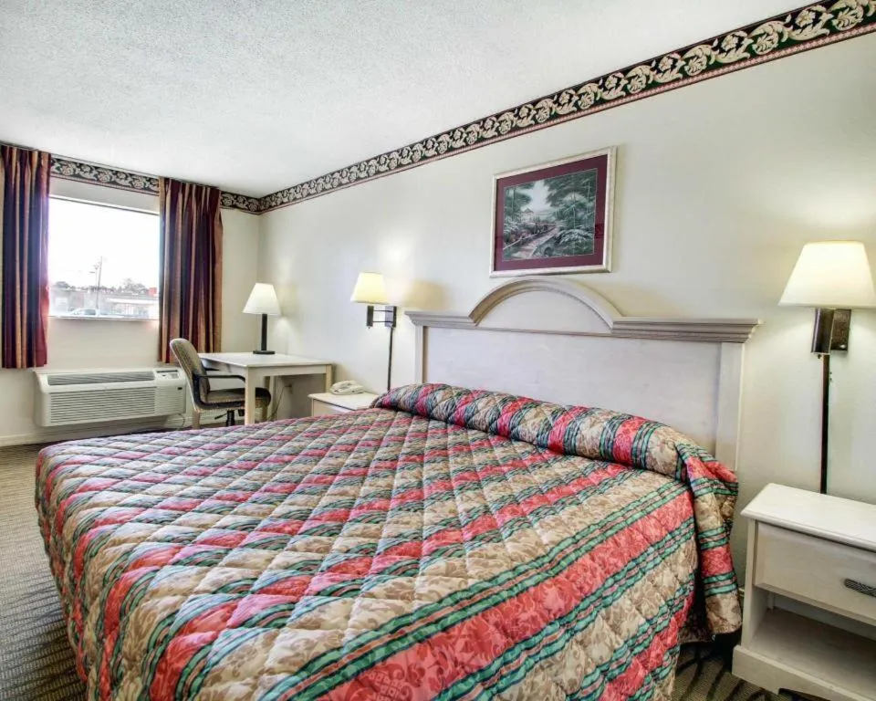Bed in Econo Lodge Pearl - Jackson