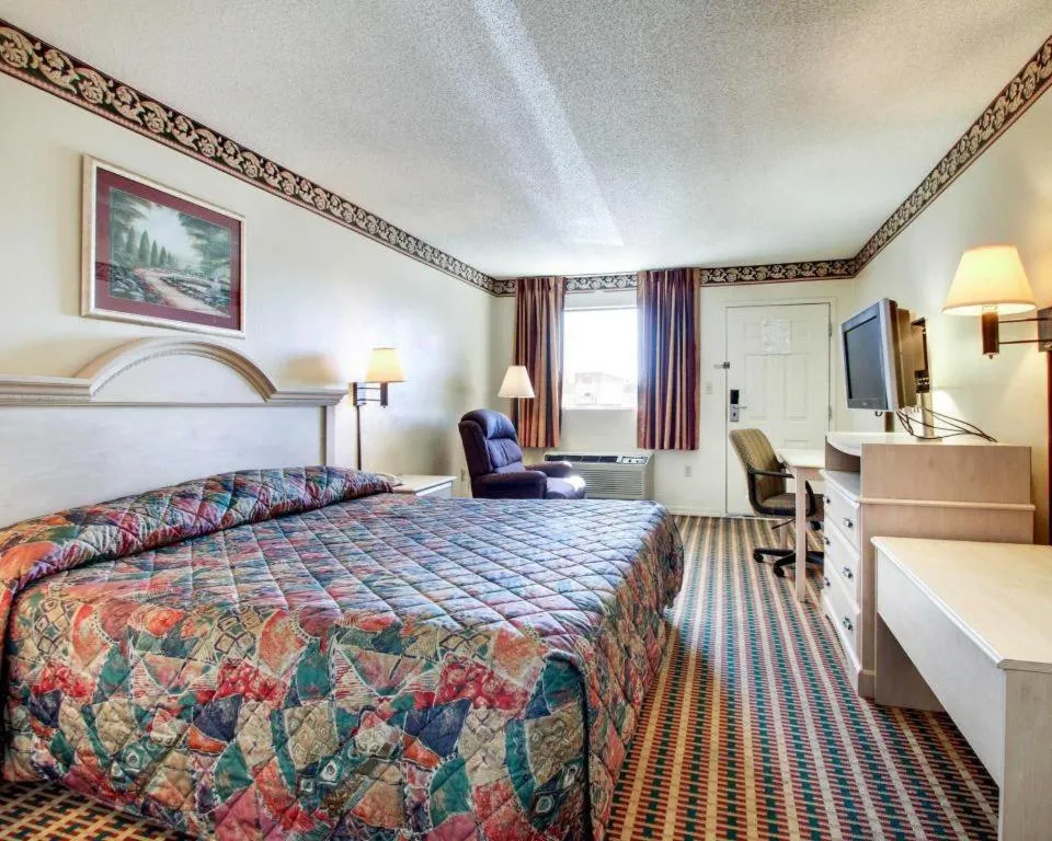 Bed in Econo Lodge Pearl - Jackson