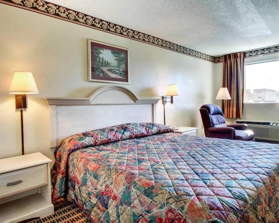 Bed in Econo Lodge Pearl - Jackson