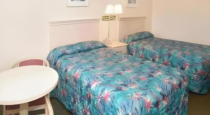 Bed in Econo Lodge Pearl - Jackson