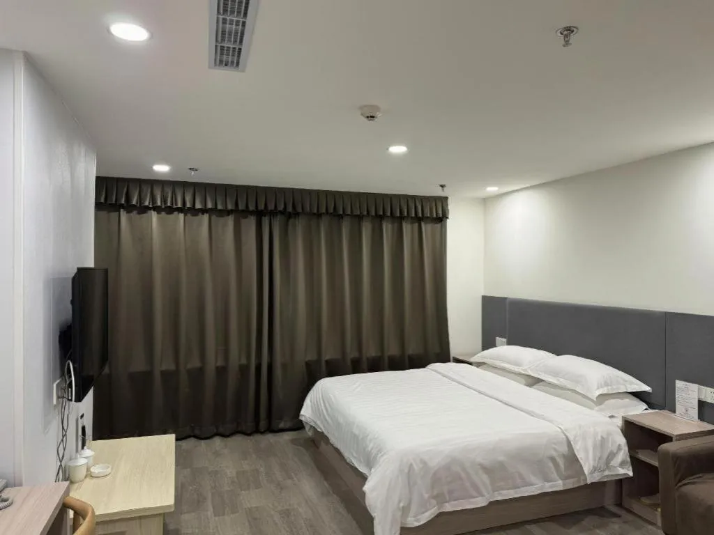 Bed in Dalian Bohai Pearl Hotel