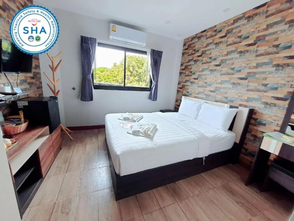 Bed in Rainbow Sky Hotel Samet