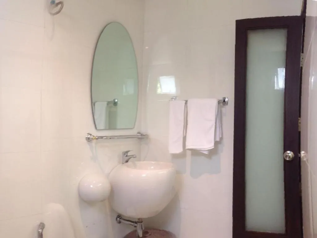 White House Asoke Sukhumvit 18