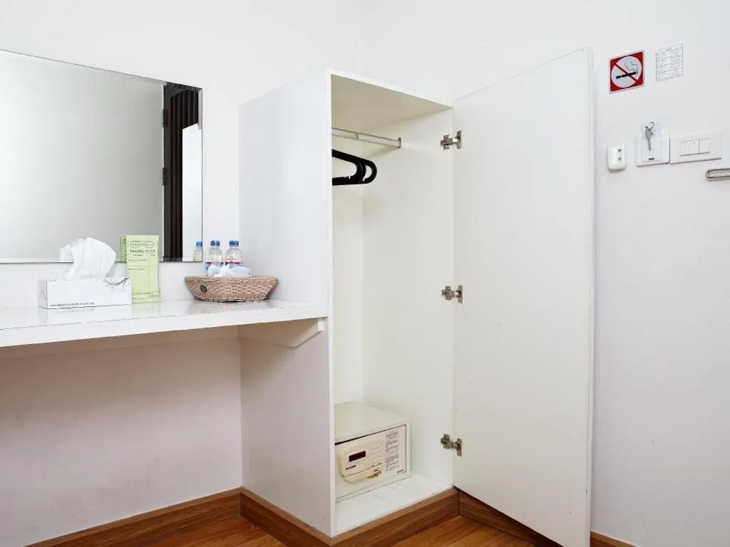 White House Asoke Sukhumvit 18