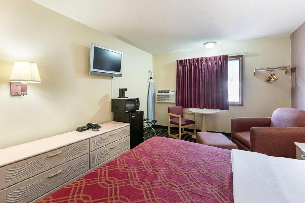 Bed in Americas Best Value Inn Beatrice