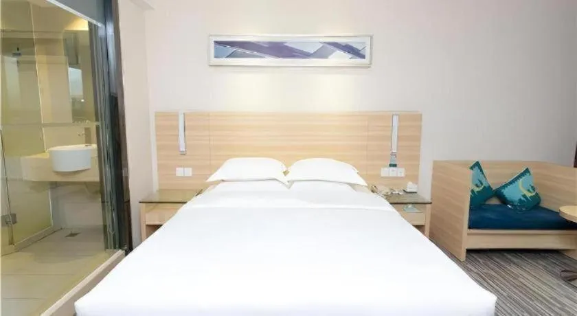 Bed in City Comfort Inn Jiangmen Xinhui Xiangshan Park
