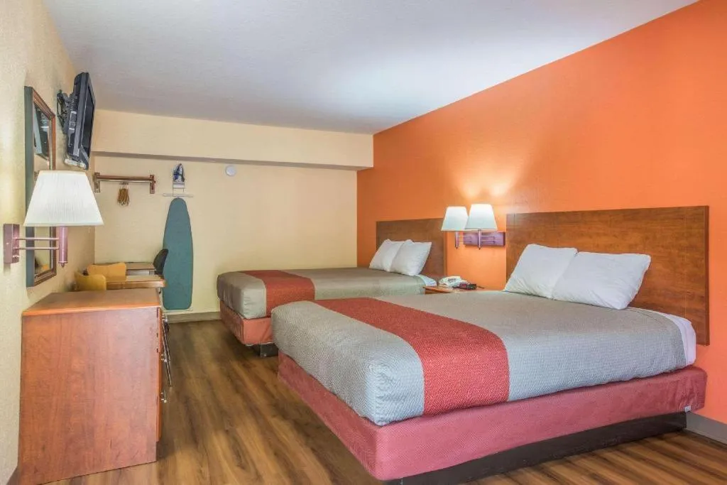 Bed in Rodeway Inn & Suites