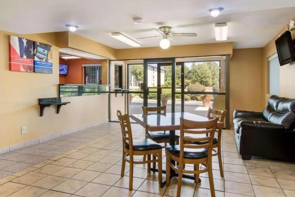 Rodeway Inn & Suites