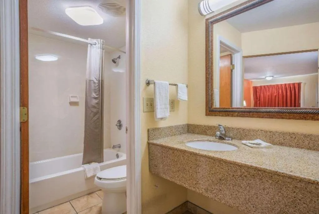 Rodeway Inn & Suites