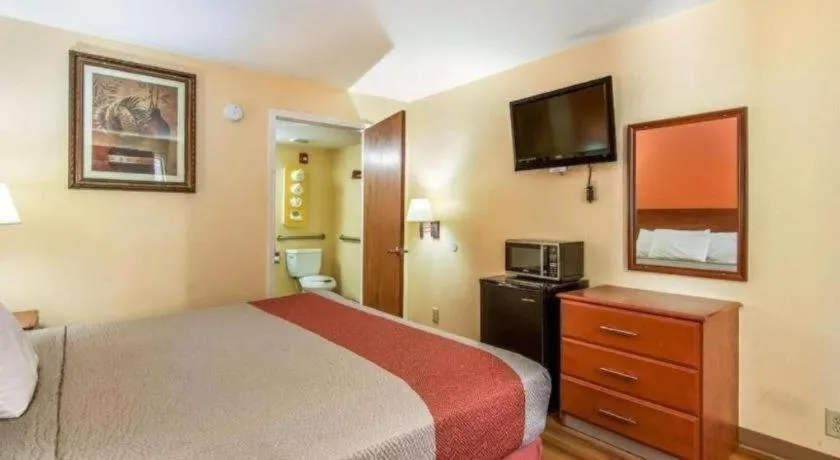 Bed in Rodeway Inn & Suites