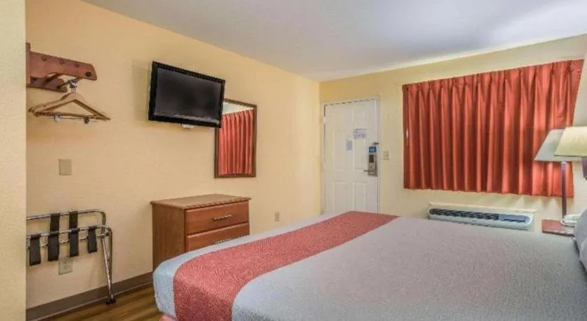 Bed in Rodeway Inn & Suites