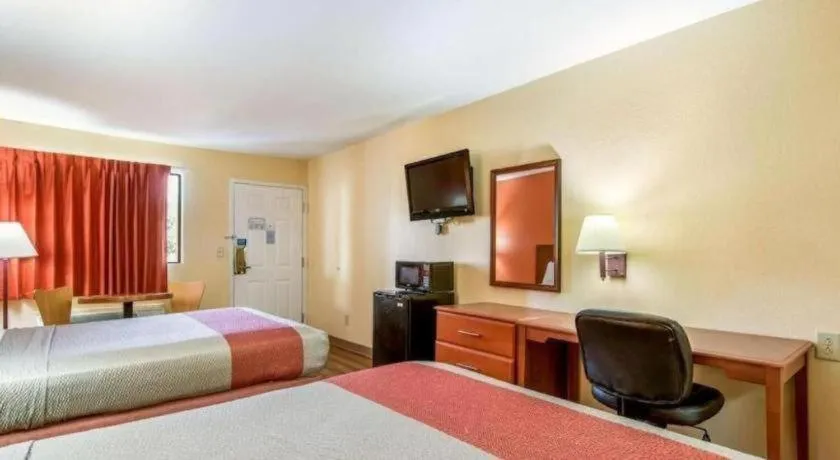 Bed in Rodeway Inn & Suites