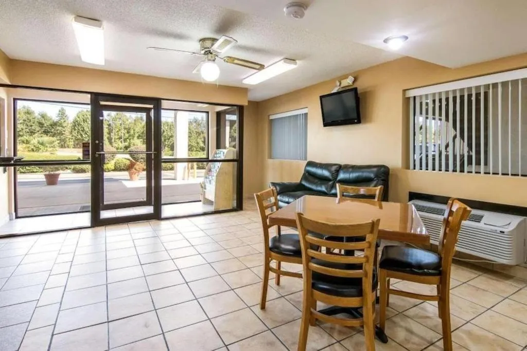 Rodeway Inn & Suites