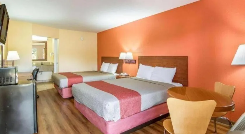 Bed in Rodeway Inn & Suites