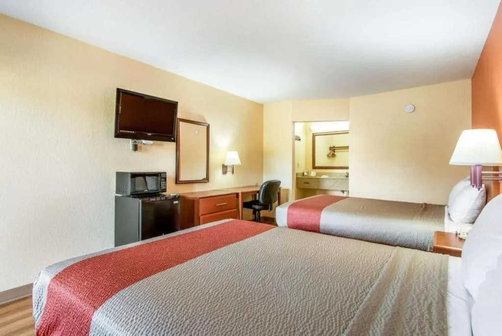 Bed in Rodeway Inn & Suites