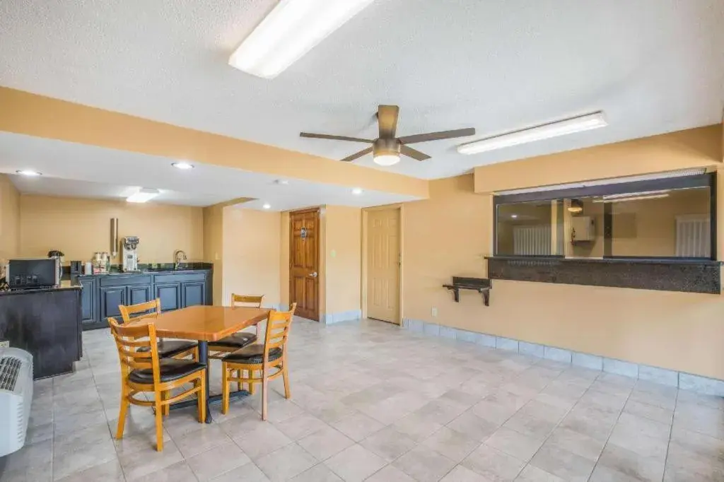 Rodeway Inn & Suites Rodeway Inn & Suites